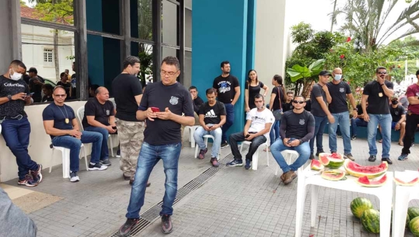 Policiais penais em função de chefia e do monitoramento de presos estão entregando os cargos em protesto contra o governo
