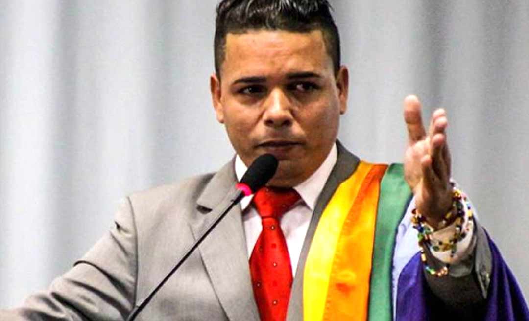 Ativista defende projeto “Papai Noel Gay” e lamenta prática homofóbica