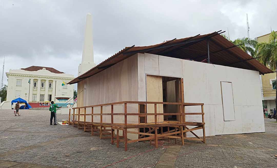 “Casa de Natal” construída em frente ao Palácio Rio Branco chama a atenção no Centro da capital