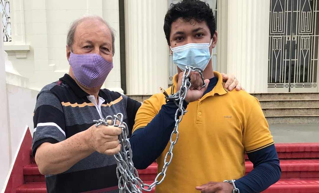 Jovem acorrentado que protesta na frente do Palácio recebe visita de padre Massimo