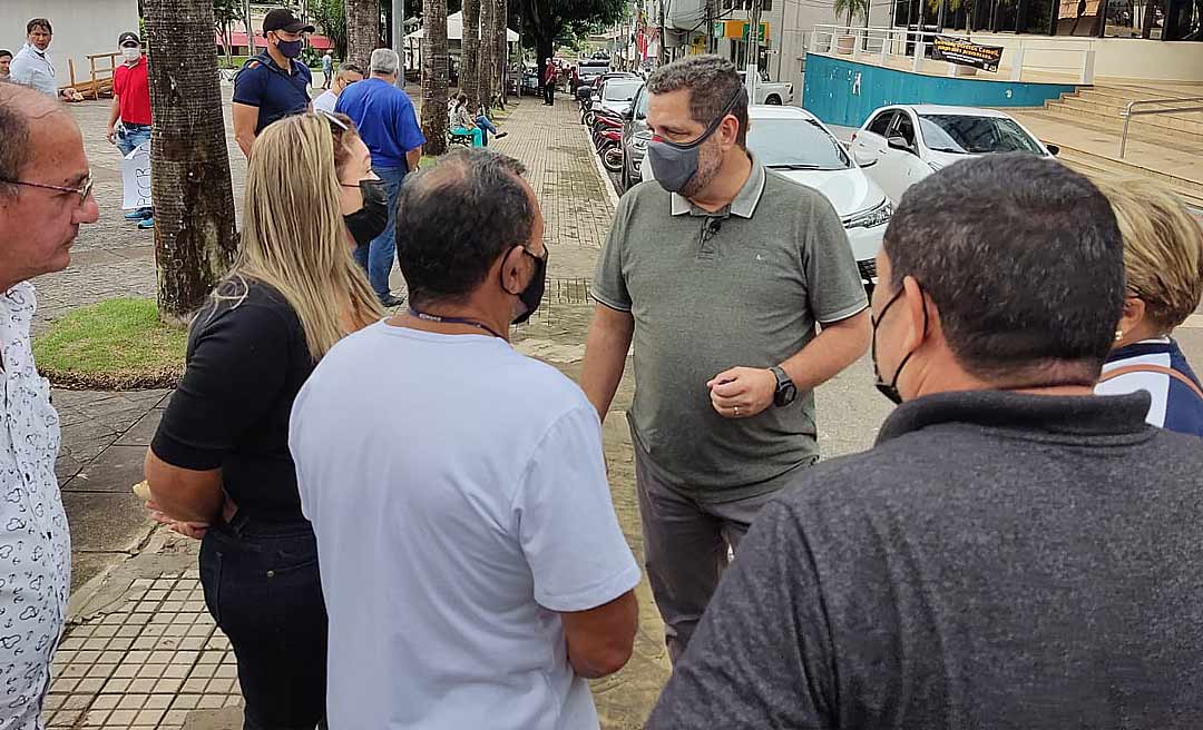 Vice-governador Major Rocha reaparece e visita manifestantes no centro de Rio Branco