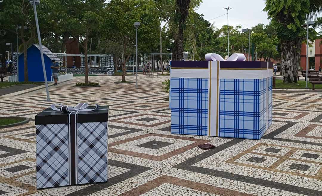 Decoração natalina em Rio Branco tem casinha azul do Papai Noel e restos das luzes da gestão Socorro Neri