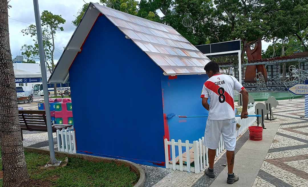 Após azul e vermelho, casinha do Papai Noel é pintada de novo de azul na Praça da Revolução
