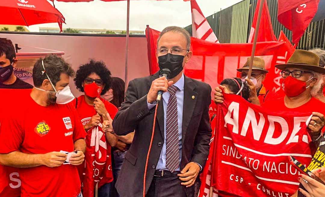 Leo de Brito participa de ato da vitória contra a PEC 32 e celebra conquista dos trabalhadores