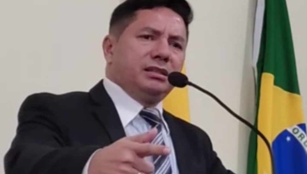 Em Sena, vereador fica irritado com limite de tempo para discursos e fala em atirar em sino: “Ainda bem que não trago minha pistola”