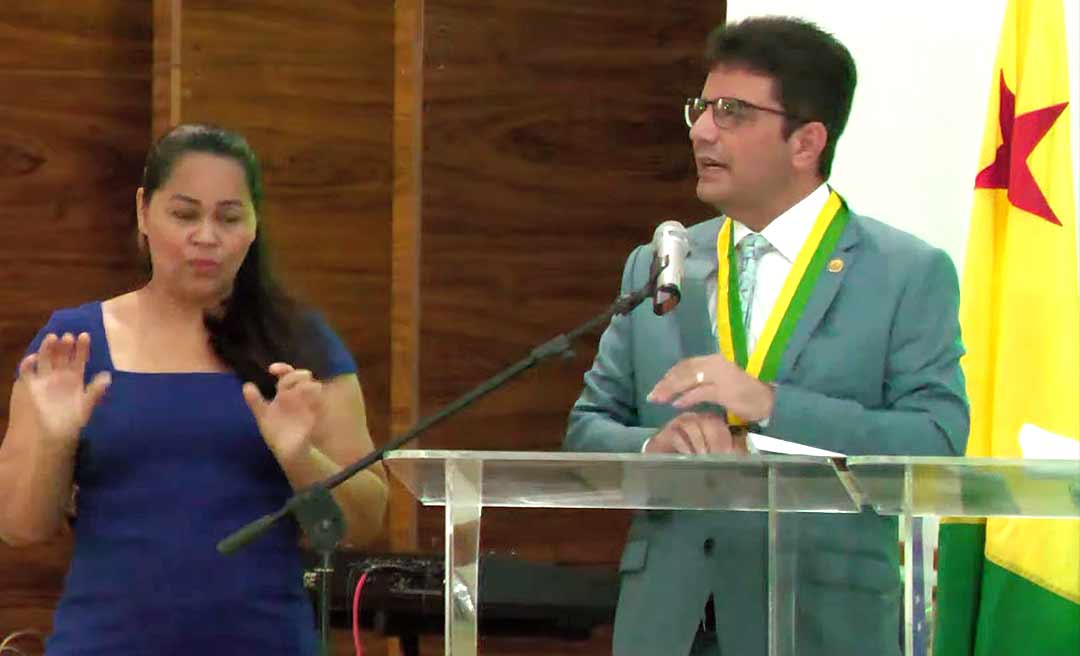 Um dia após a Operação Ptolomeu, Gladson diz em sessão da Aleac que está em paz