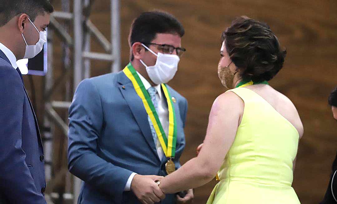 “Aprendi a dar valor ao sacrifício e ao esforço e não mexer em nada de ninguém”, diz Gladson em sessão da Aleac