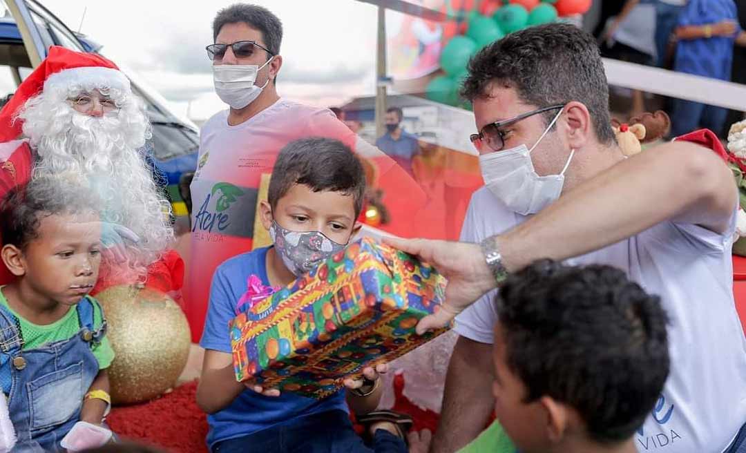 Em agenda de Natal, Gladson entrega presentes na Cidade do Povo e no Hospital da Criança