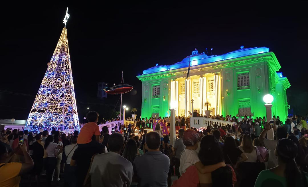 Com árvore de Natal de 25 metros e casa do Papai Noel, governo inaugura decoração natalina
