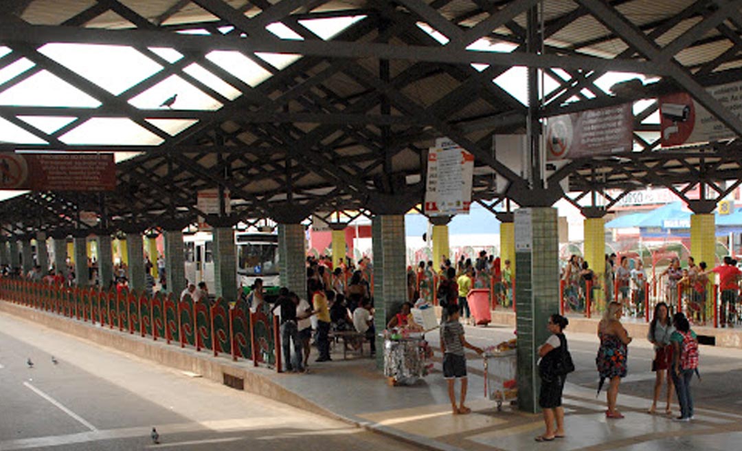 Com 8 linhas sem ônibus circulando, clima no Terminal Urbano de Rio Branco é de esvaziamento nesta terça