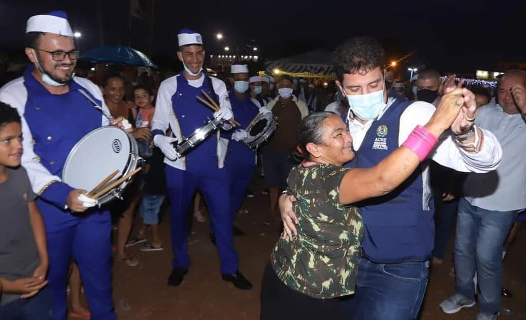 Em festa de aniversário de Feijó, Gladson dança forró com moradora e corta bolo