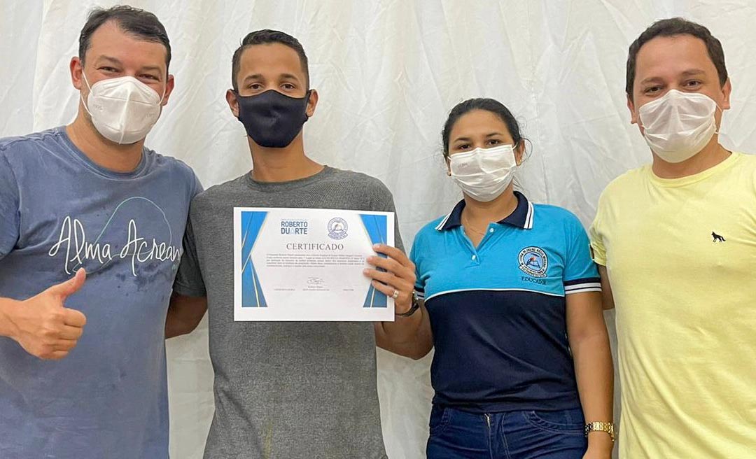 Roberto Duarte promove concurso de produção textual em parceria com escola Craveiro Costa em Cruzeiro do Sul