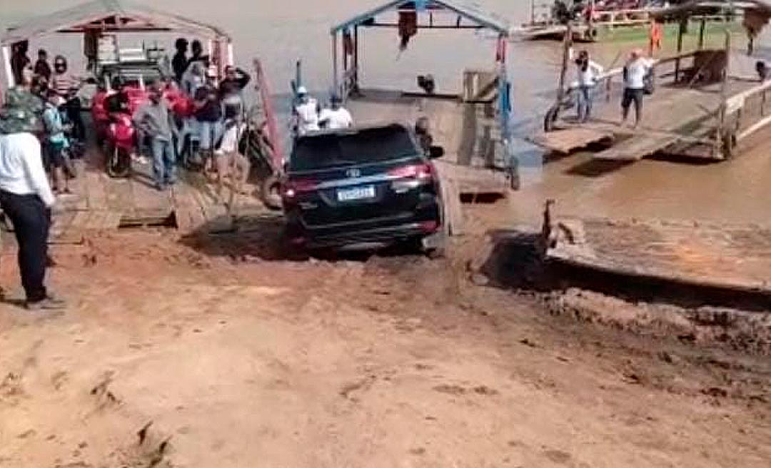 Um dia depois de acidente com guincho, carro de ex-prefeito fica atolado na beira do rio Juruá após desembarque de balsa