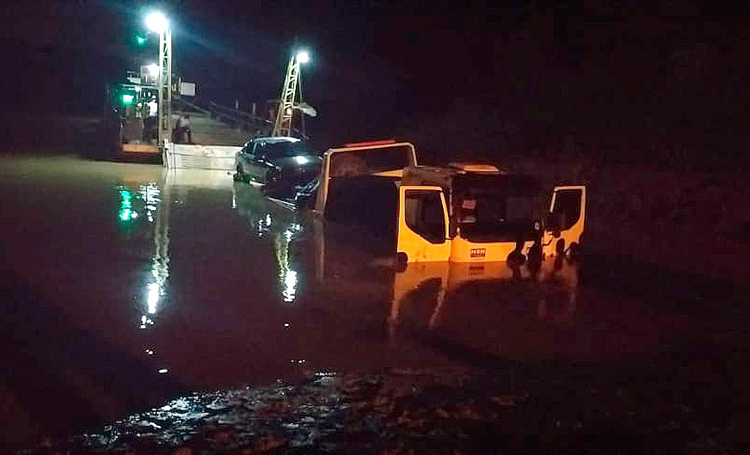 Caminhão guincho cai no rio Juruá no momento em que descia a rampa da balsa de Rodrigues Alves