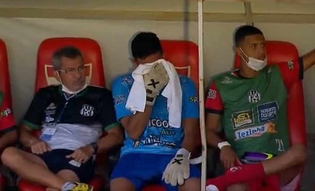 Tomate, goleiro do Andirá, chora ao ser substituído contra o Atlético-MG e bomba na internet