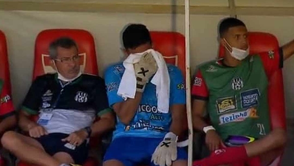 Tomate, goleiro do Andirá, chora ao ser substituído contra o Atlético-MG e bomba na internet