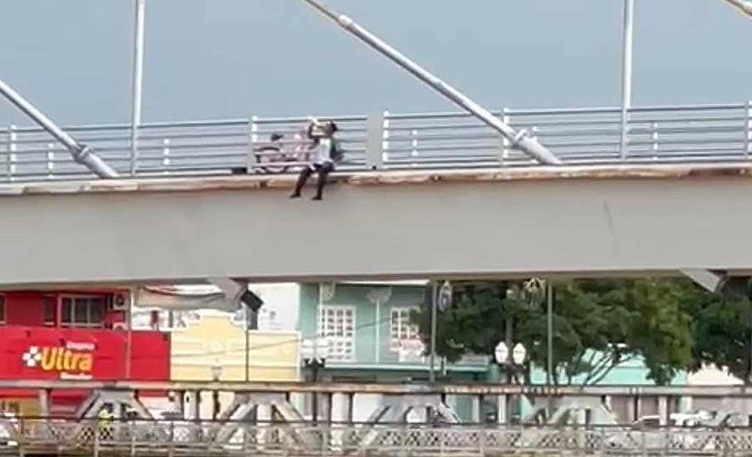 Estudante “curte” tarde em Rio Branco sentado na borda da Passarela Joaquim Macedo