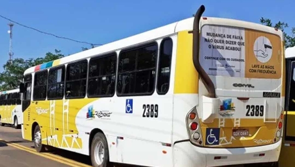 Moradores do Quixadá bloqueiam Terminal Central em protesto à falta de ônibus