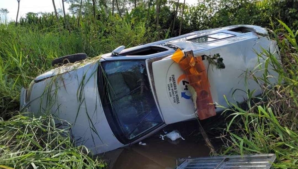 Carro de funerária que transportava corpo para ser velado em Xapuri capota na BR-317