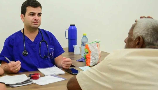 Médico Rodrigo Damasceno doa 100 exames de ultrassonografia a pessoas carentes de Tarauacá