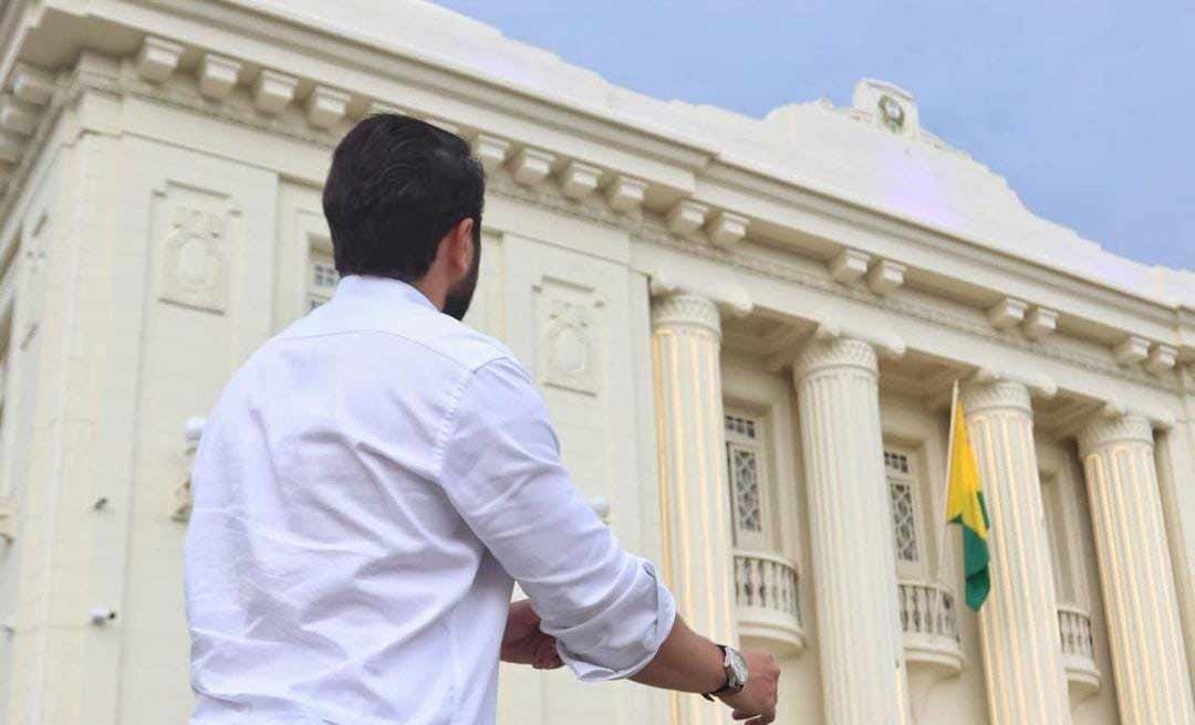 Sonhando em ser candidato a governador, Jarude posta foto na frente do Palácio: “E se...”