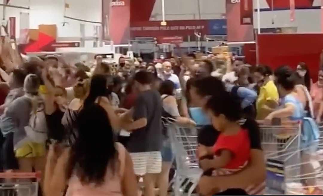 Clientes disputam pedaços de carne durante liquidação realizada em supermercado