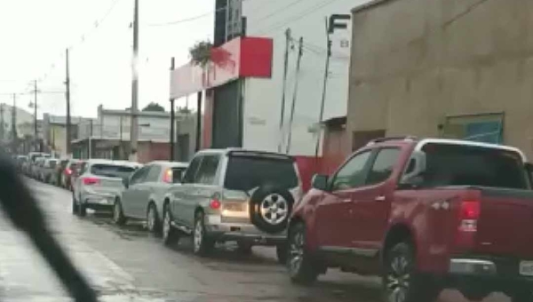 Drive-thru de teste para covid-19 na Arena tem fila imensa um dia após Acre registrar 1,1 mil casos