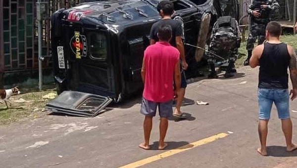 Viatura da PM capota ao bater em caminhonete em rua de Cruzeiro do Sul