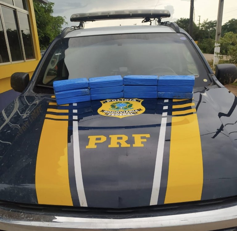 12 kg de cocaína são apreendidos em táxi pela PRF no Acre