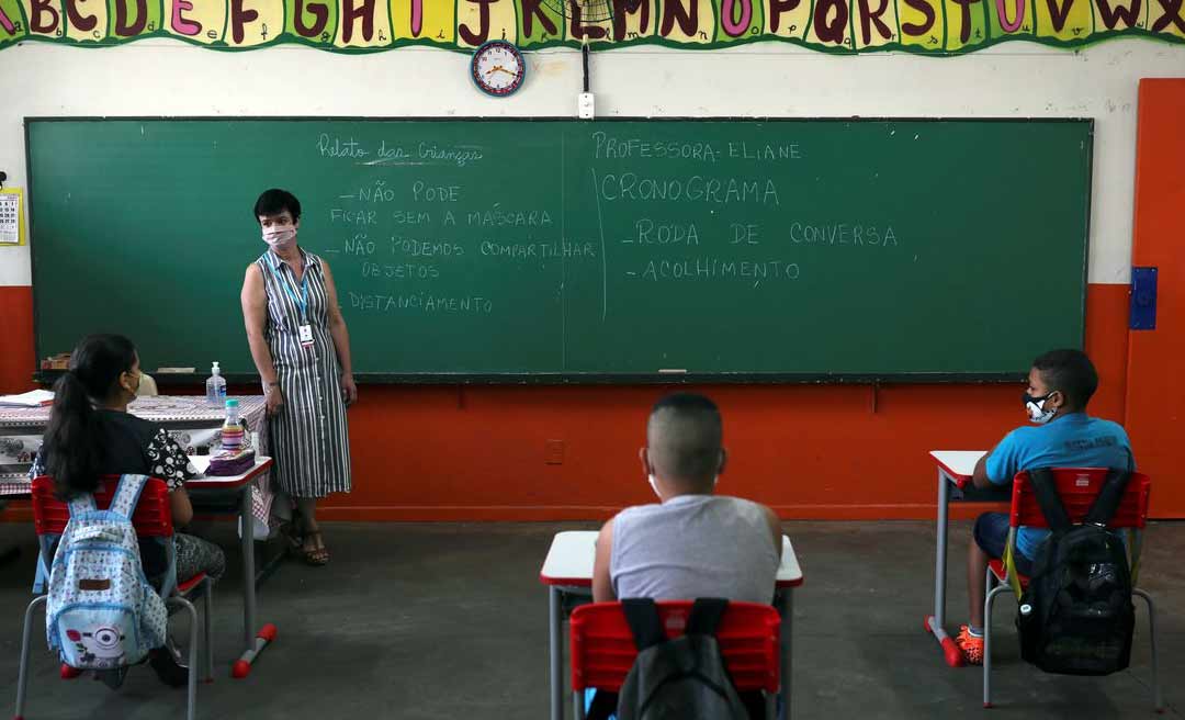 Professores da educação básica terão reajuste no piso salarial, anuncia Bolsonaro