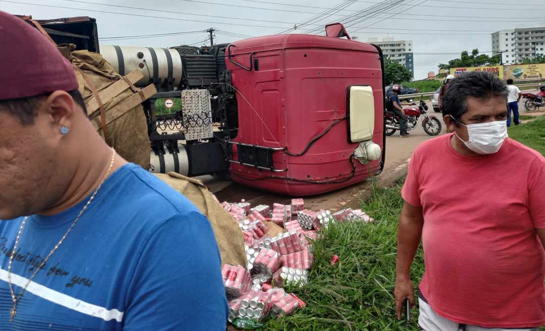 Carreta tomba na rotatória da Havan; Estado de conservação do veículo pode ter ocasionado acidente, diz polícia