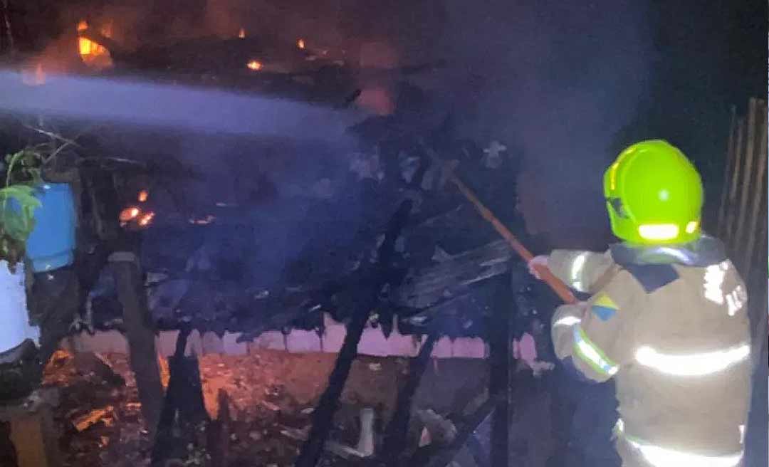 Incêndio destrói casa em Cruzeiro do Sul; mulher suspeita do marido