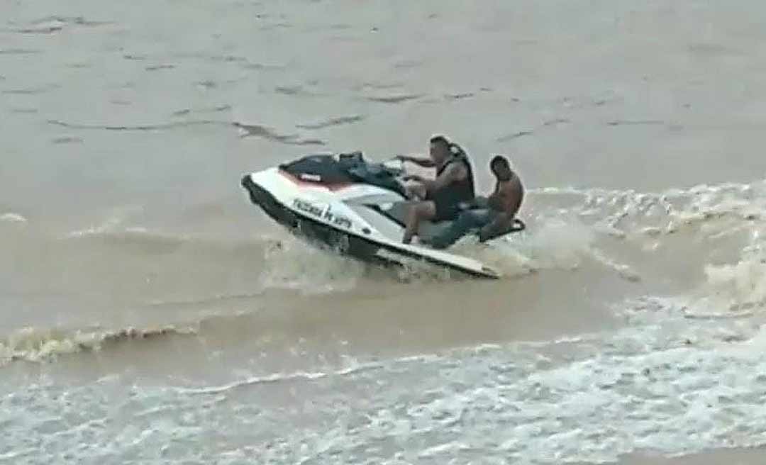 Após fugir do PS, Pai Me Dá Um Real aparece andando de jet ski no rio Acre