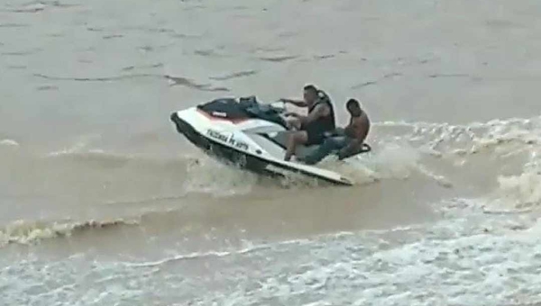 Após fugir do PS, Pai Me Dá Um Real aparece andando de jet ski no rio Acre