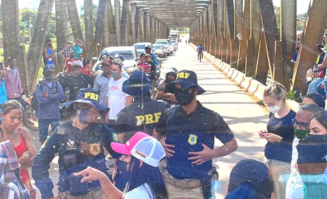 Familiares de detentos do presídio de Sena Madureira fecham ponte que dá acesso ao município pedindo melhorias