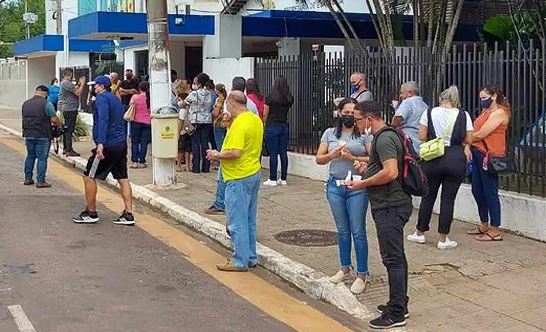 Professores fazem protesto em frente à Casa Civil, no Centro de Rio Branco