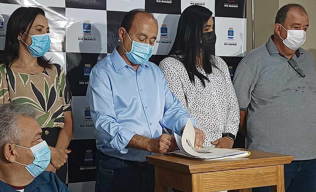 Bocalom assina contrato emergencial com empresa que vai operar o transporte coletivo na capital