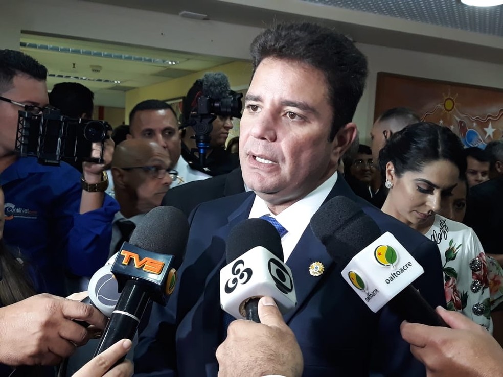 Gladson adia reajuste dos servidores, diz que não vai comprometer a folha e lamenta politicagem