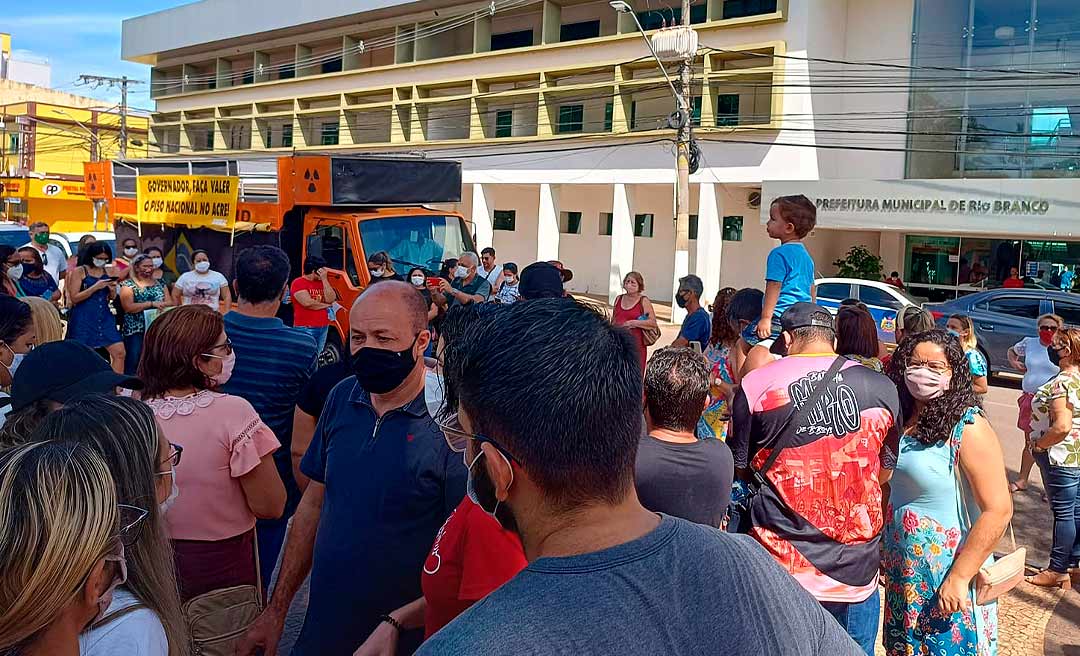 Após prostesto na frente da prefeitura, Bocalom muda local de apresentação de novos ônibus