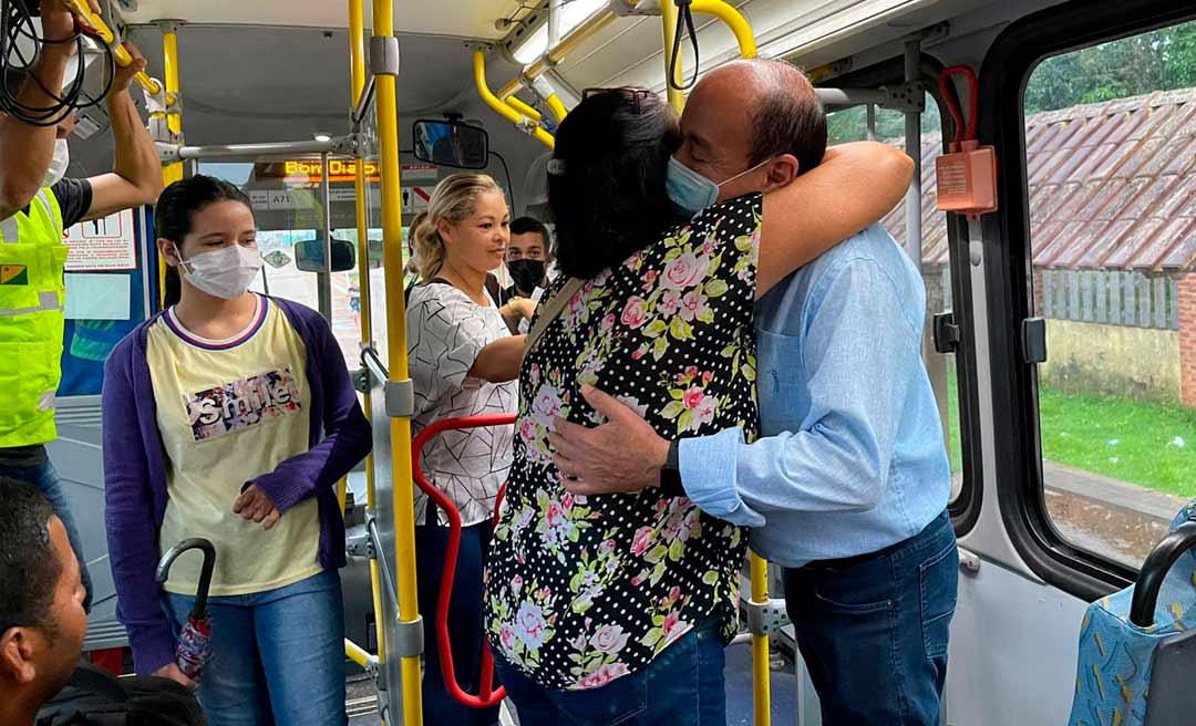 Prefeito de Rio Branco acompanha atendimento da Ricco como passageiro do ônibus e recebe carinho dos usuários do transporte