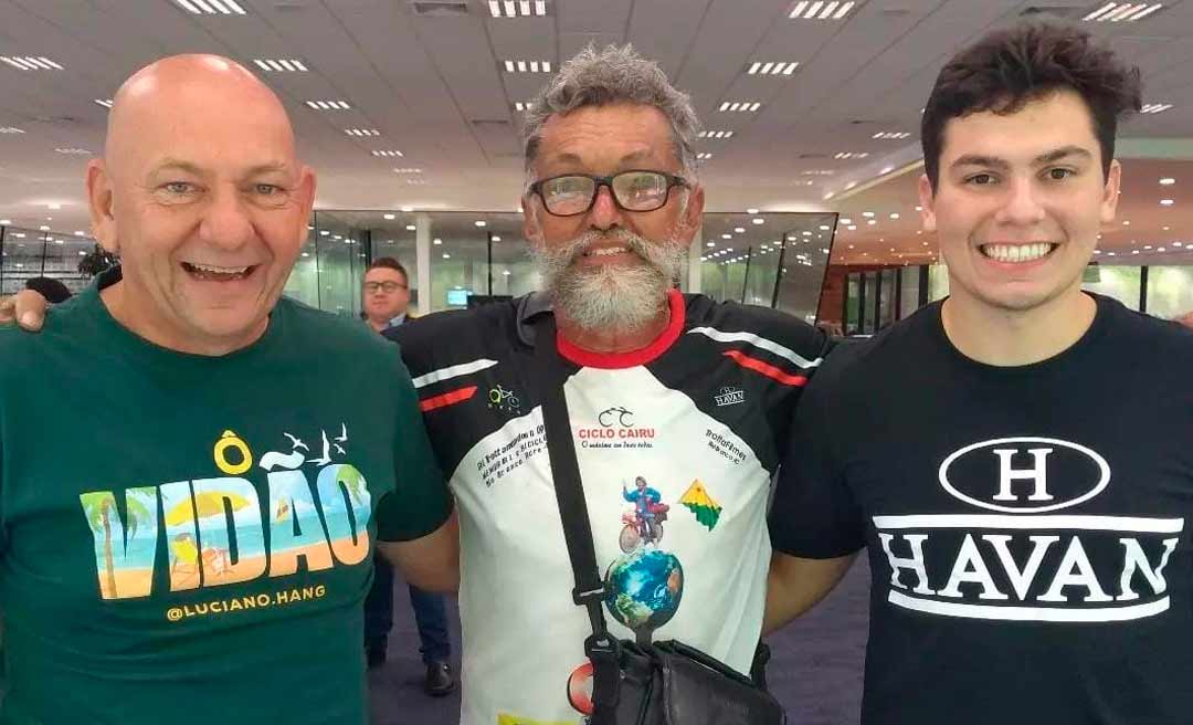 Após pedalar 5 mil km, aventureiro acreano realiza sonho de conhecer Luciano Hang, dono da Havan