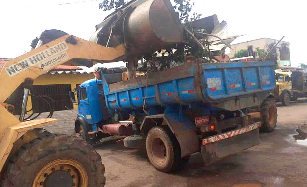 Máquinas pesadas são usadas para reforçar o trabalho de limpeza em Rio Branco