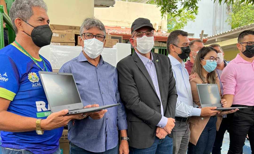 Deputado Antônio Pedro comemora a entrega de equipamentos para o Sistema Público de Comunicação
