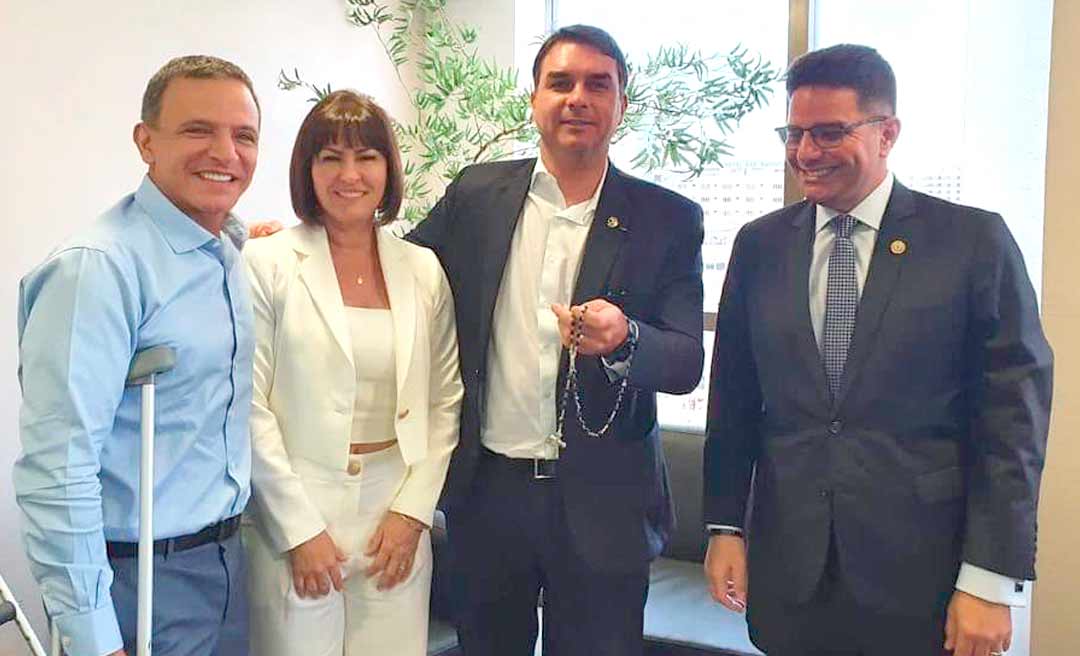 Marcia Bittar presenteia Flávio Bolsonaro com terço sagrado para “proteger família Bolsonaro”