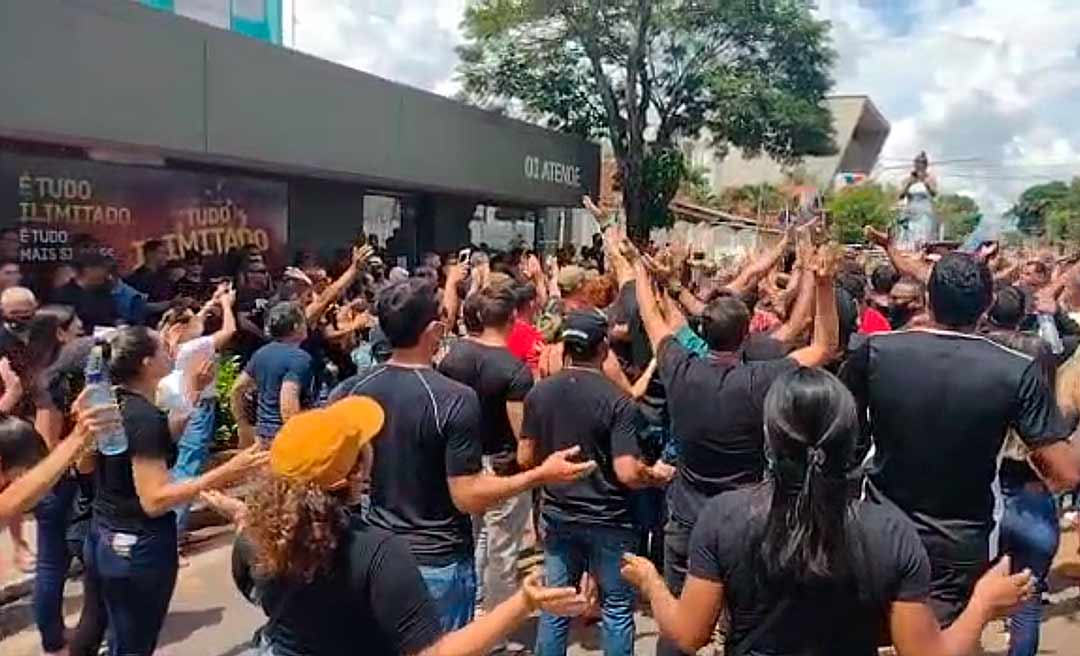 Militares saem em caminhada do Palácio e vão para frente da Casa Civil