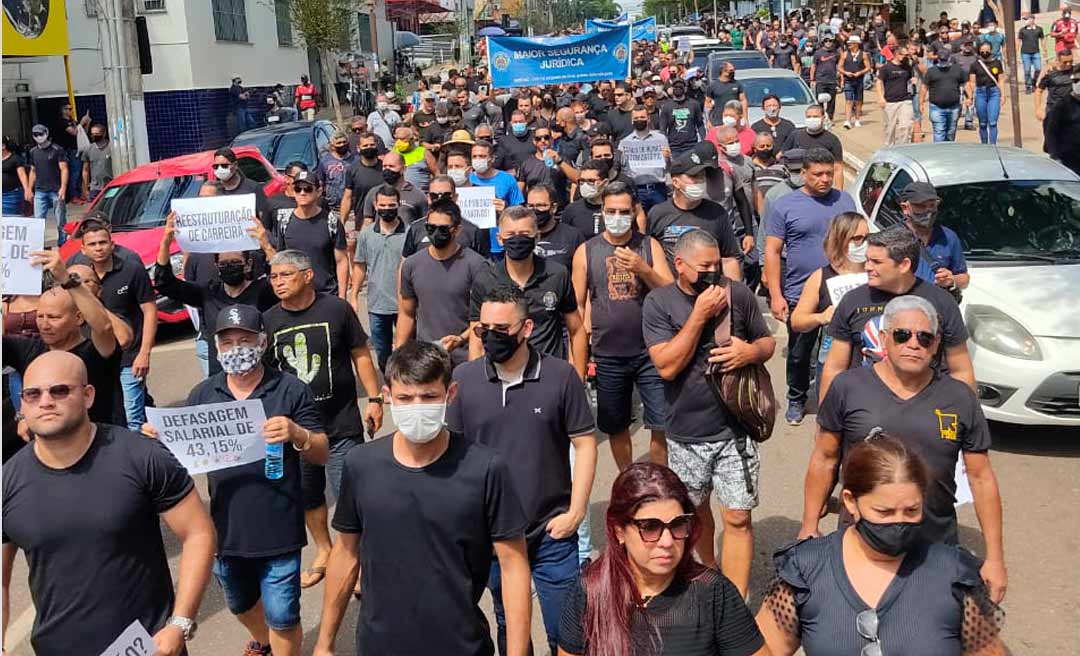 Um atrás do outro: militares encerram ato de protesto e Educação inicia manifestação em frente a Casa Civil