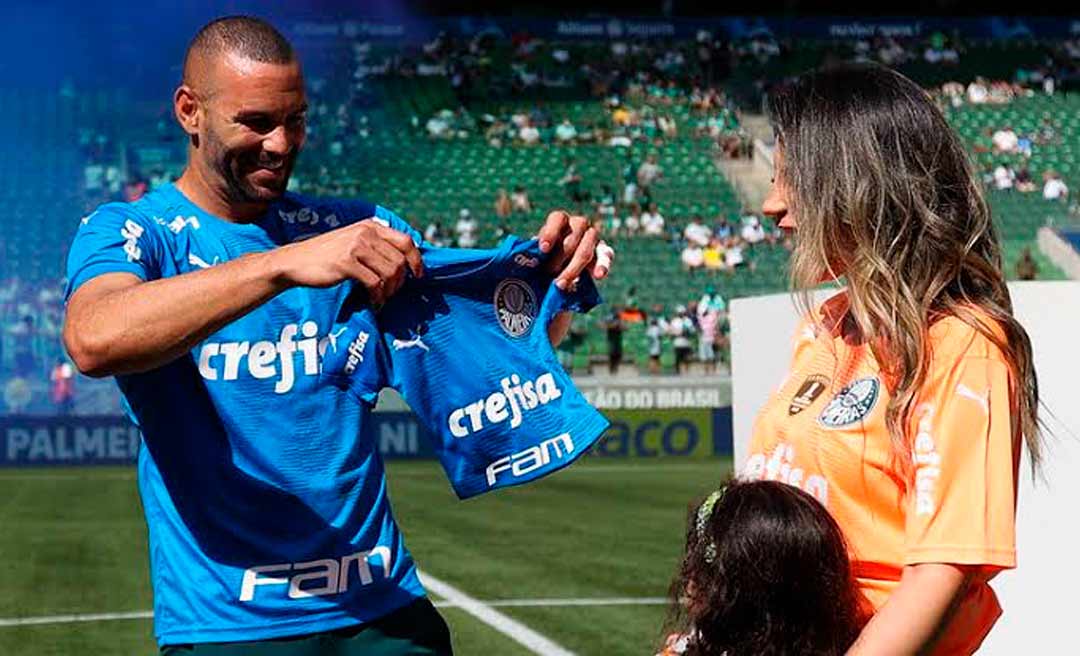 Em chá de revelação no gramado, goleiro acreano Weverton descobre sexo do filho