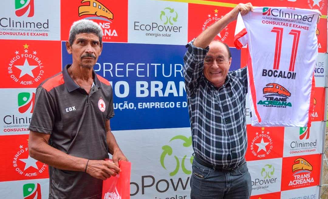 Bocalom anuncia auxílio financeiro ao Rio Branco em campeonatos e ganha presentes do time acreano