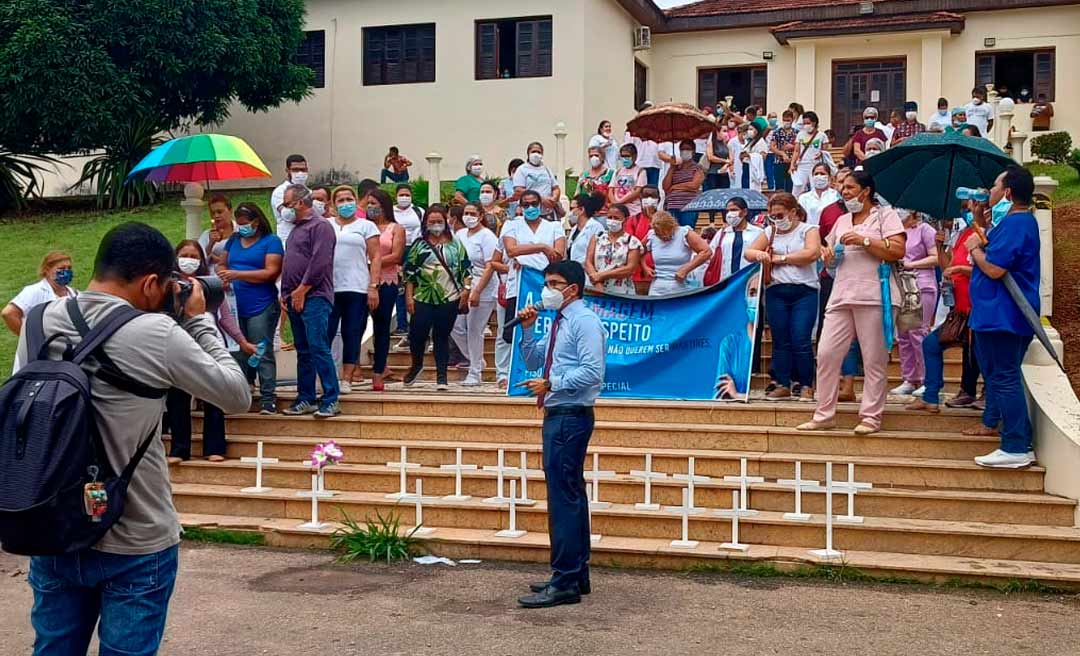 Em greve, servidores da Saúde do Acre ocupam as escadarias da Maternidade Bárbara Heliodora e caminham no centro da capital