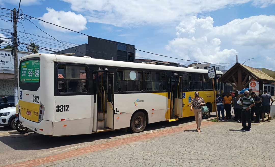 Ônibus quebra na rua Rio de Janeiro e atrapalha trânsito